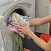 粉洗剤の溶け残りを防ぐには小さな洗濯ネットを使う